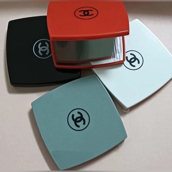 CHANEL DUAL COMPACT MIRROR - LIMITED STOCK SAGE GREEN WITH BOX/VELVET DUSTBAG - Picture 4 of 15